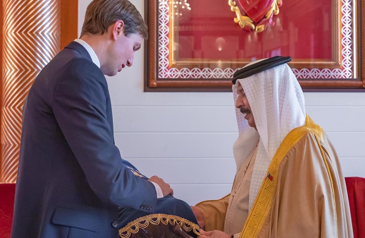 كوشنر يهدي ملك البحرين لفافة التوراة تكريما له على التطبيع (صورة)