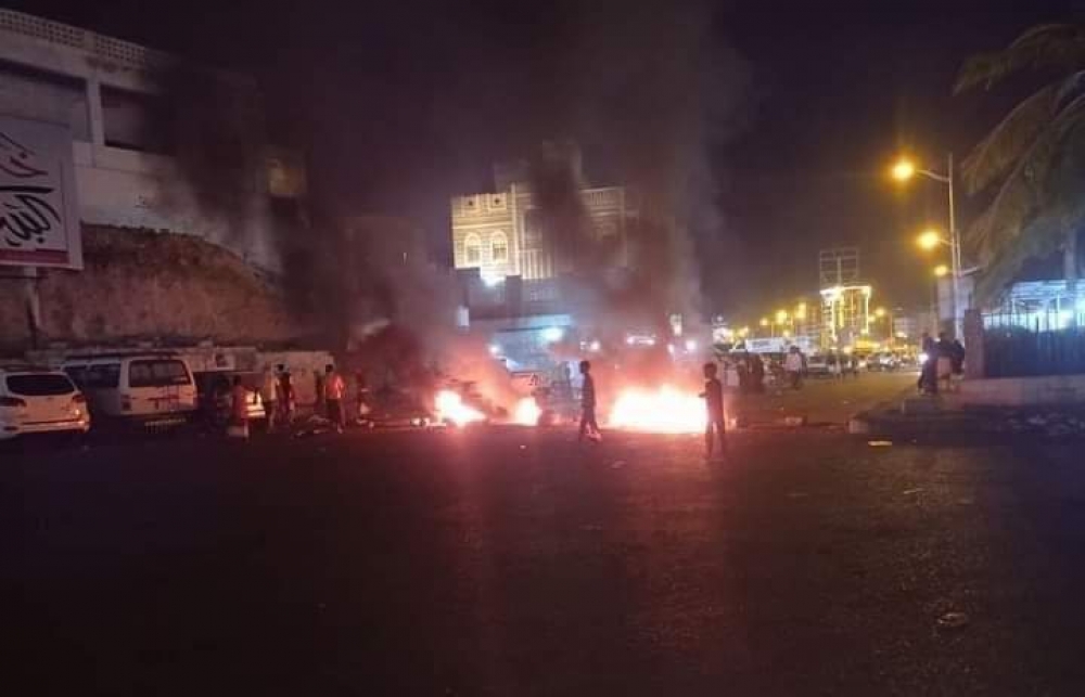 قوات النخبة الحضرمية الموالية للإمارات تعتدي على متظاهرين في مدينة المكلا
