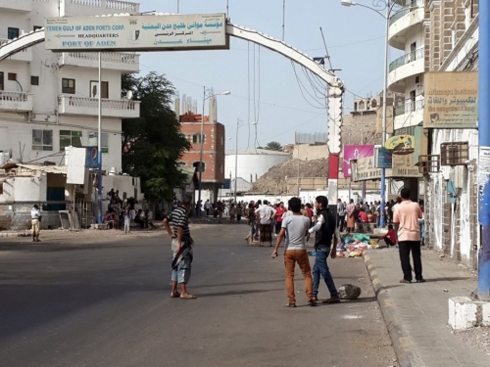 قيادي في الحراك يهاجم الانتقالي ويدعو إلى التخلي عنه