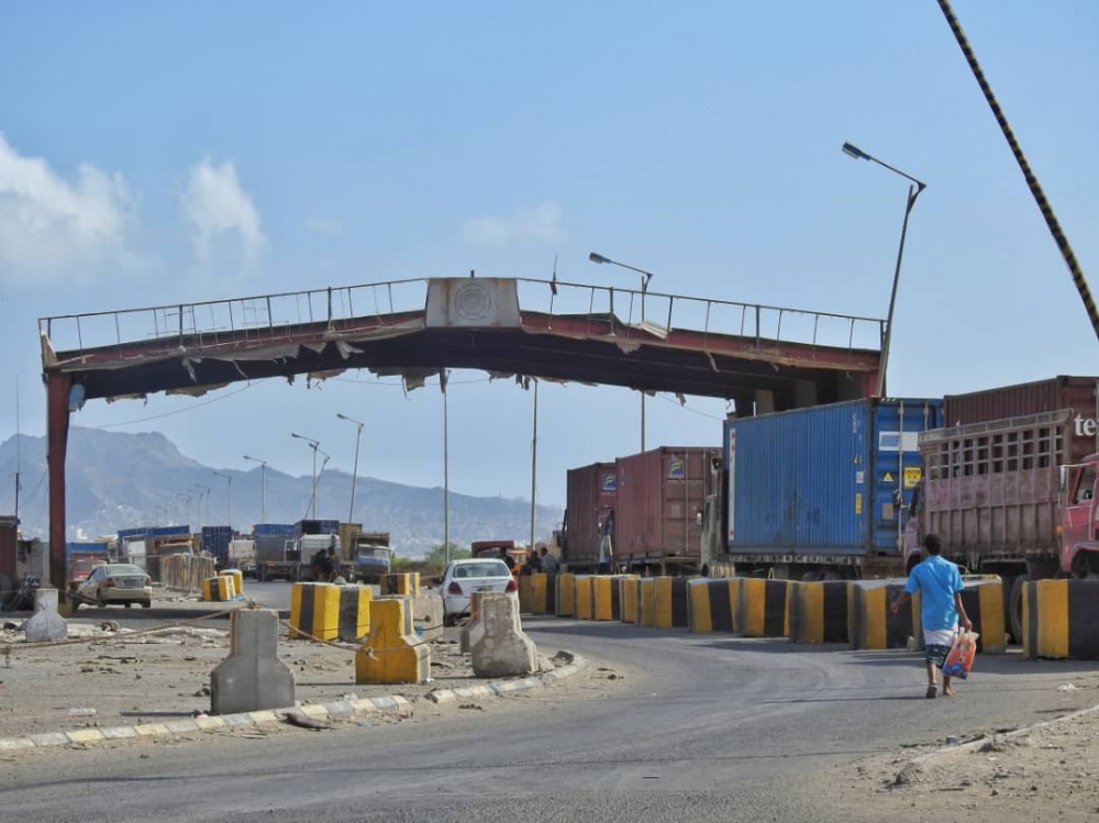 إضراب شامل يشَّل حركة النقل في ميناء عدن