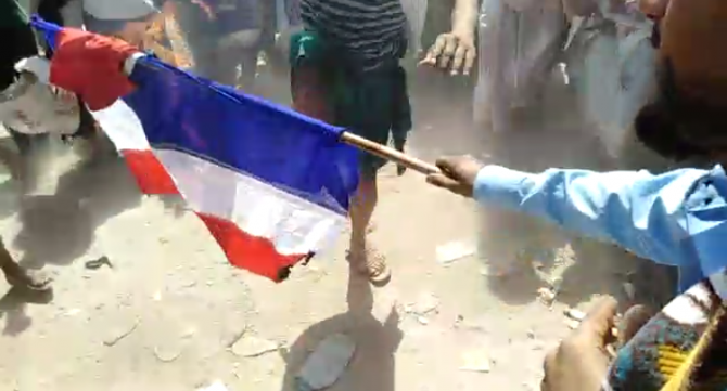 متظاهرون في مدن جنوبية يحرقون علم فرنسا غضباُ على إساءة الرسول الأعظم