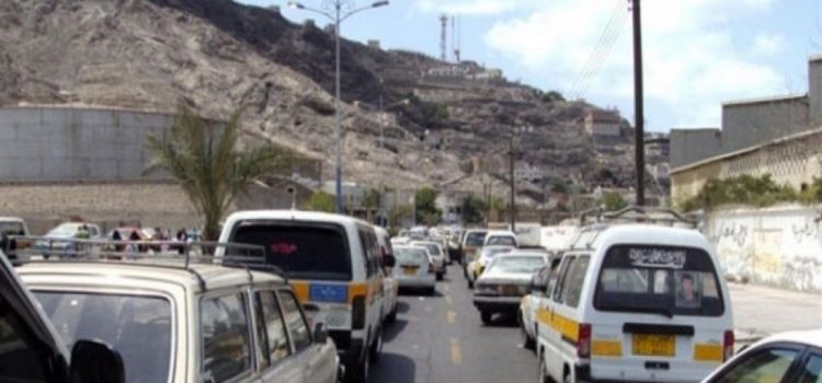 سكان عدن يشكون من ارتفاع أجور المواصلات