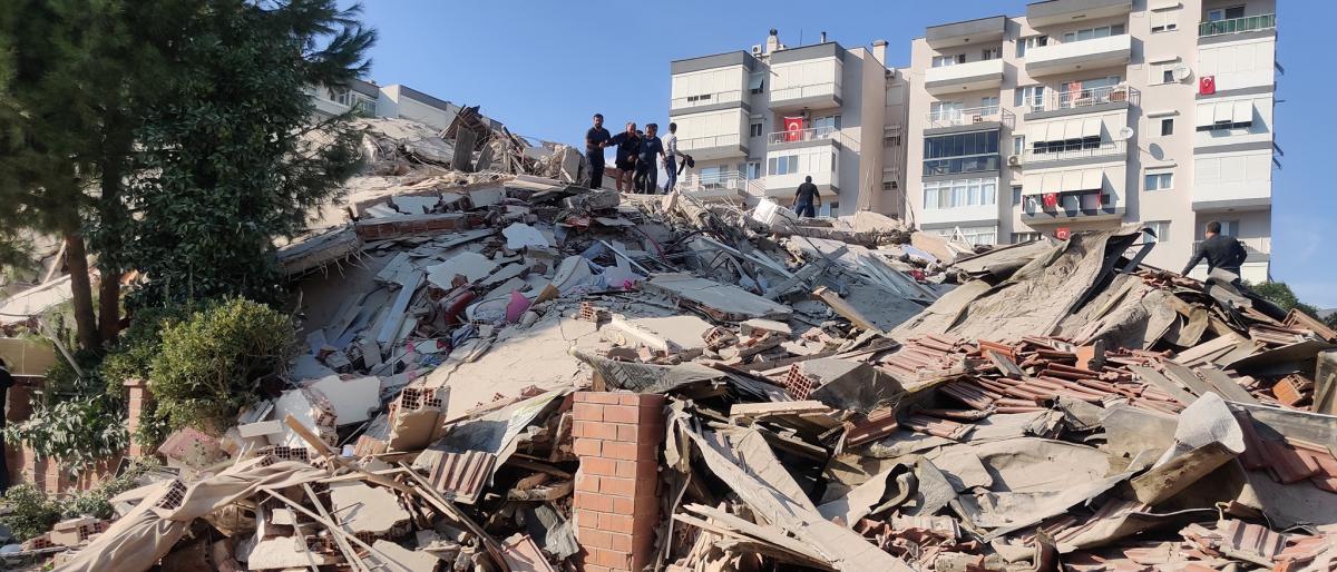 زلزال يضرب ولاية إزمير التركية ويخلف 12 قتيلاً و 419 مصاباً وانهيار 20 مبنى