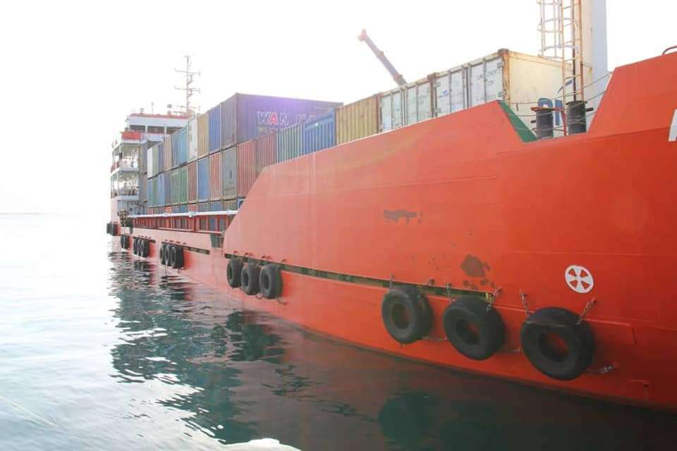 وصول سفينة إماراتية محملة بمعدات عسكرية إلى ميناء سقطرى
