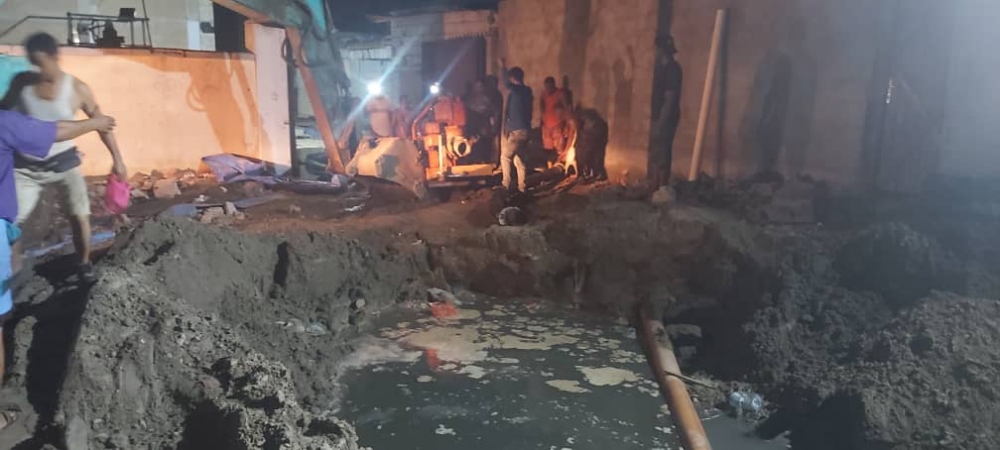 مياه الصرف الصحي تُغلق طرق رابطة بين خور مكسر والشيخ عثمان