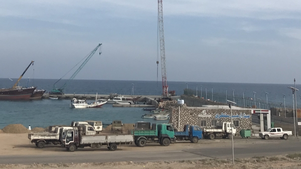 سقطرى: سفينة “تكريل” الإماراتية تُفرغ حمولتها المشبوهة بموافقة سعودية