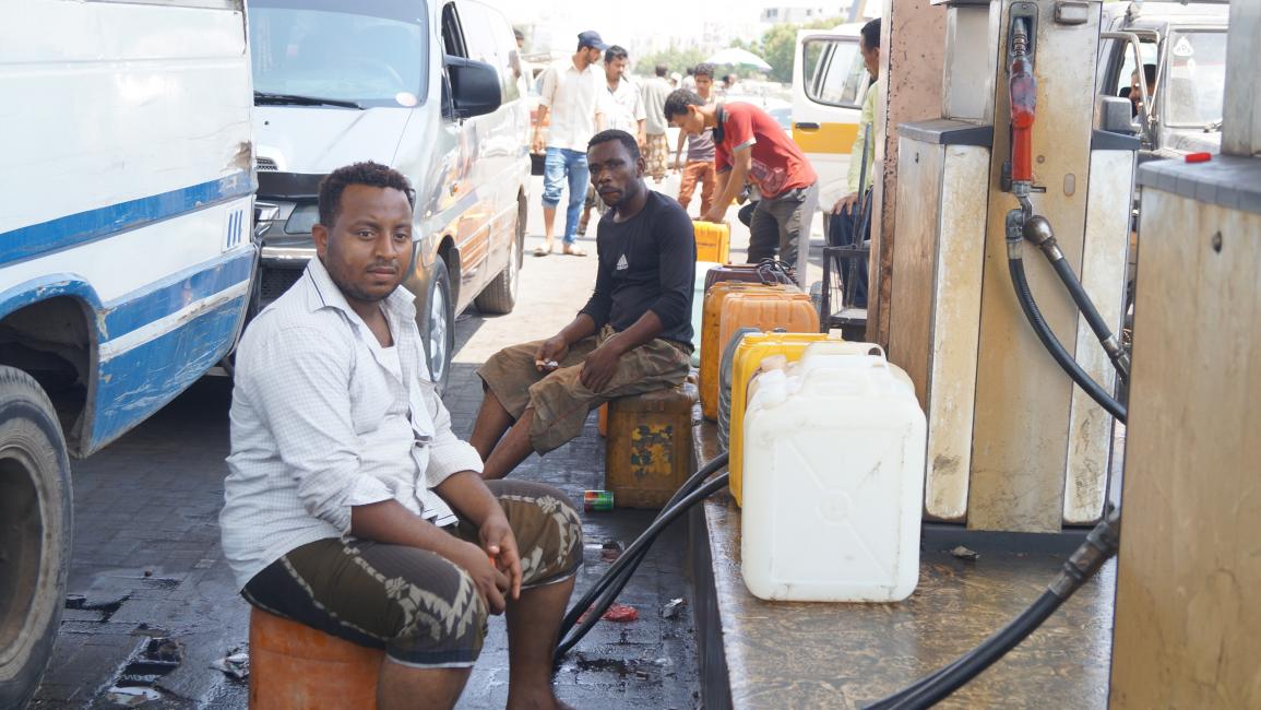 أزمة وقوود خانقة وانتشار للسوق السوداء في عدن