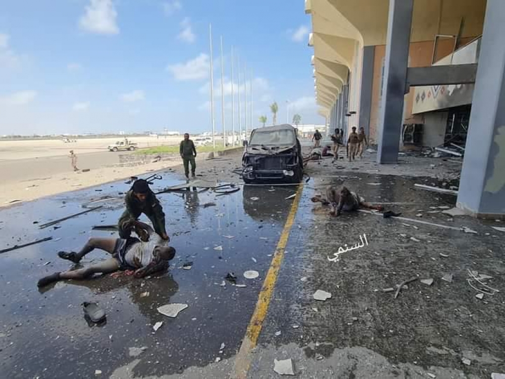 قتلى وجرحى في هجوم مطار عدن ومدرعات سعودية تنقل الحكومة إلى المعاشيق