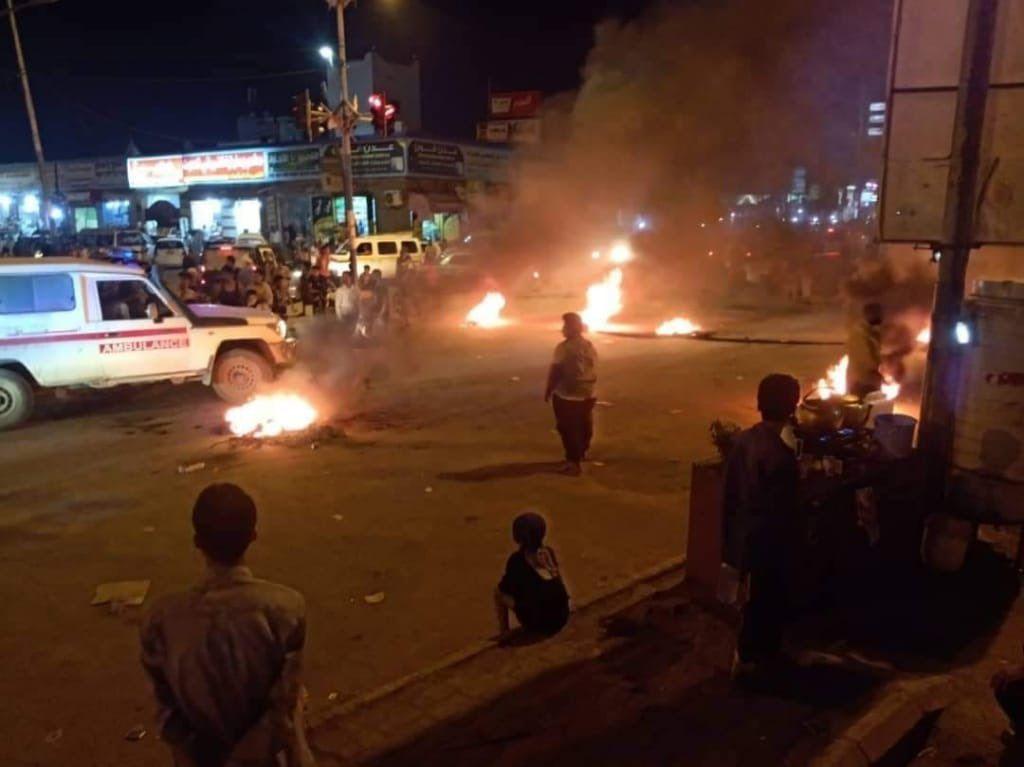 احتجاجات وأعمال شغب للعسكريين في عدن