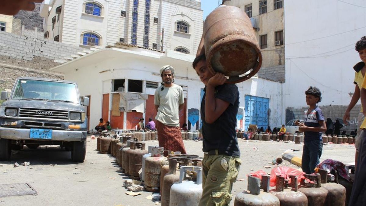 الصراع مستمر على نهب الغاز في عدن .. قوة أمنية تعتقل مدير شركة الغاز  بالمعلا