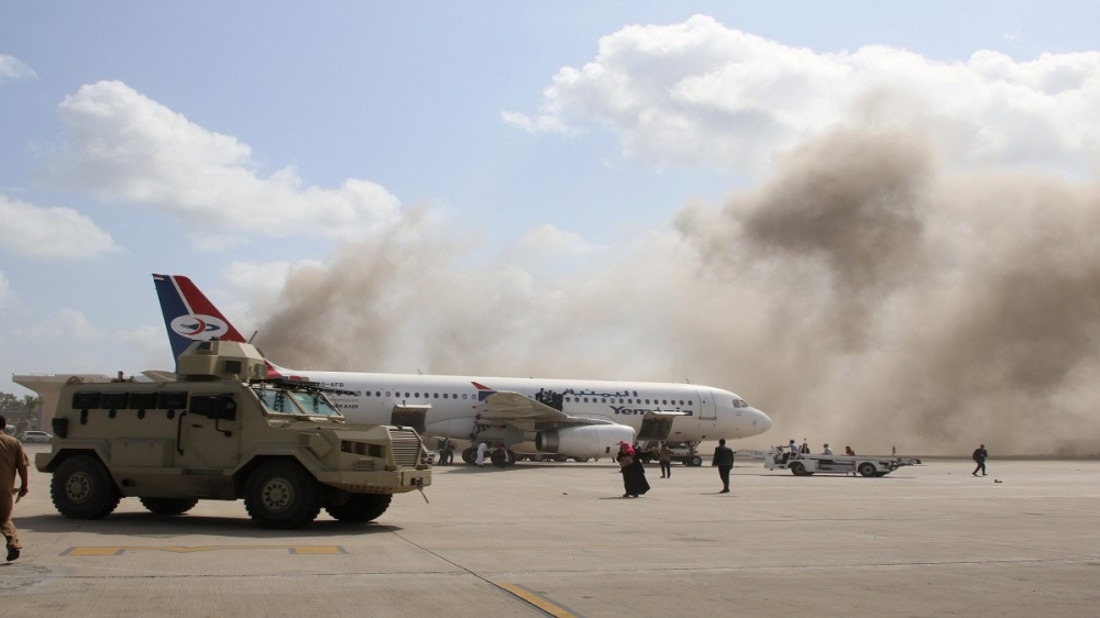 شيخ مشايخ سقطرى يُحمل الإمارات والسعودية مسؤولية تفجيرات مطار عدن