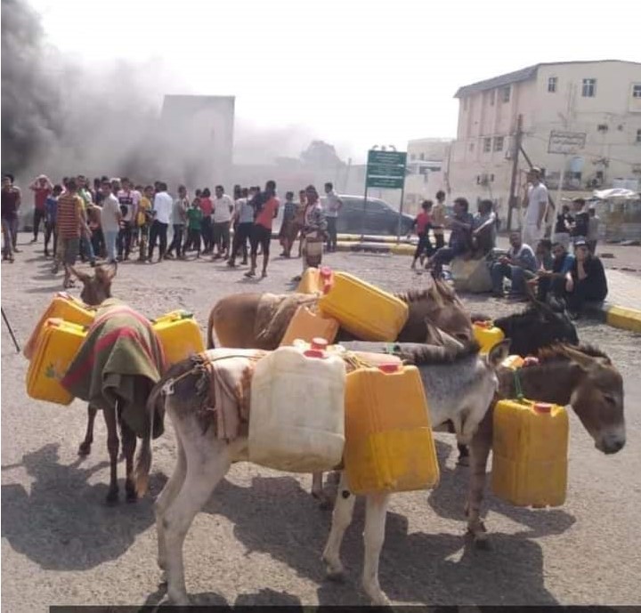 محتجون في عدن يطالبون بتوفير الخدمات
