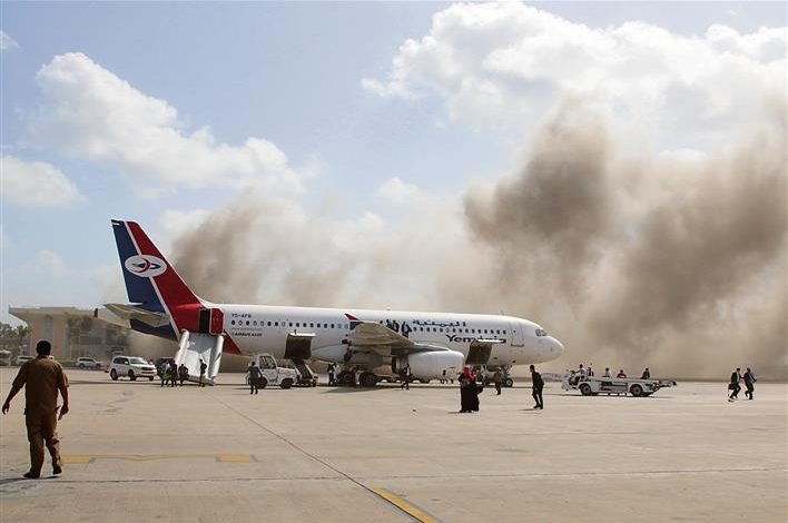 وفاة مدير جوازات مطار عدن متأثراً بإصابته بتفجيرات المطار