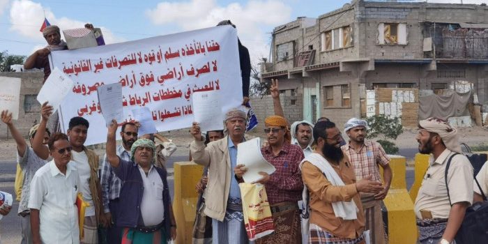 لحج .. محتجون يتهمون السلطة المحلية بالبسط على أراضي المواطنين