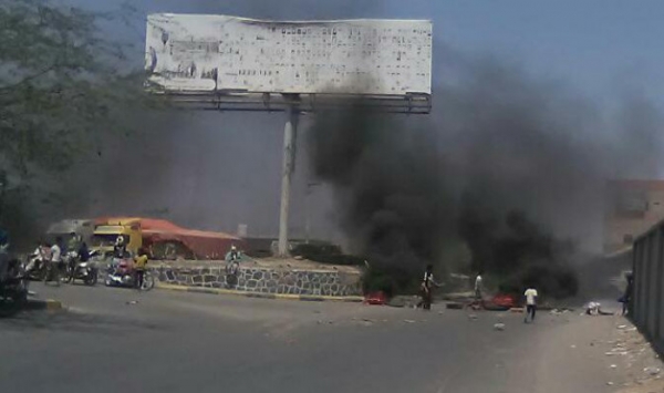 لحج: عصيان مدني وقطع شوارع احتجاجاً على انهيار الخدمات وارتفاع الأسعار