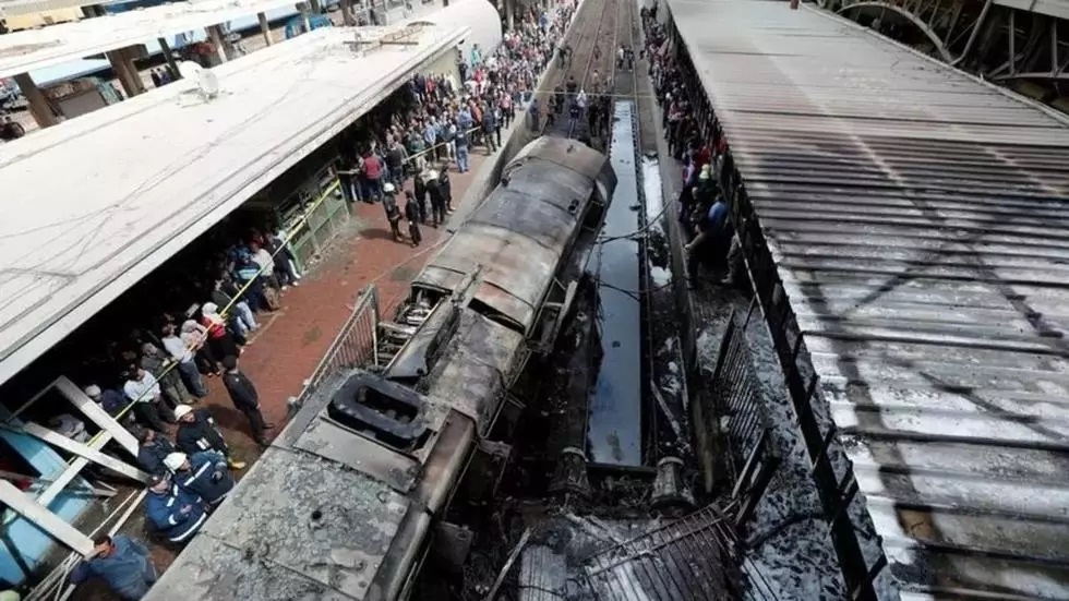 مقتل 32 شخصاً وإصابة 66 آخرين إثر تصادم قطارين في صعيد مصر