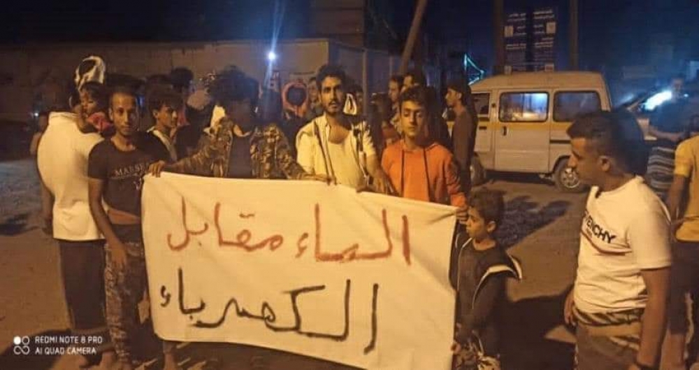 عدن .. احتجاجات في التواهي تندد بانقطاع الكهرباء وانهيار الخدمات