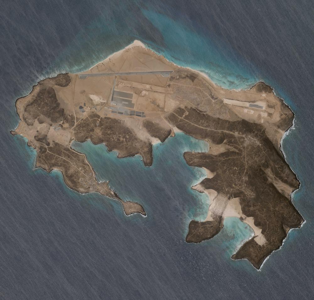 الإمارات تنشئ قاعدة عسكرية في جزيرة ميون المطلة على باب المندب بحماية طارق عفاش