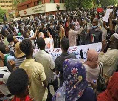 استمرار الاحتجاجات المطالبة بإسقاط الحكومة السودانية وتوجيهات بقمعها