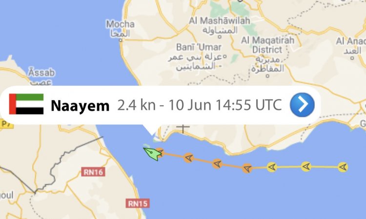 سفينة إمارتية جديدة تٌفرغ معدات عسكرية في جزيرة ميون اليمنية