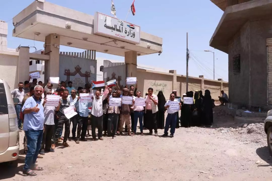 موظفو الطرق يحتجون أمام وزارة المالية بعدن للمطالبة بصرف مرتباتهم