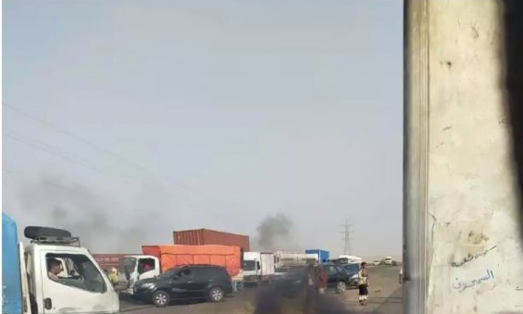 احتجاجات عسكرية تقطع الطرق الرئيسية بلحج