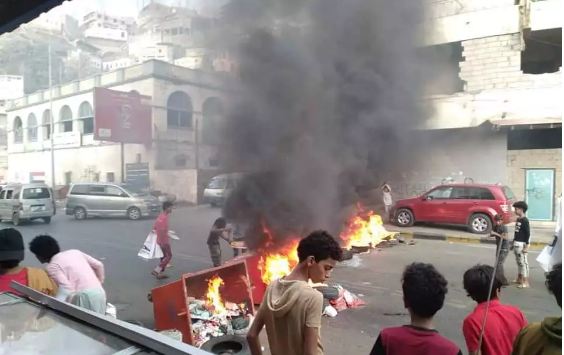 عدن .. احتجاجات غاضبة تطالب بالإفراج عن المعتقلين في سجون الإنتقالي