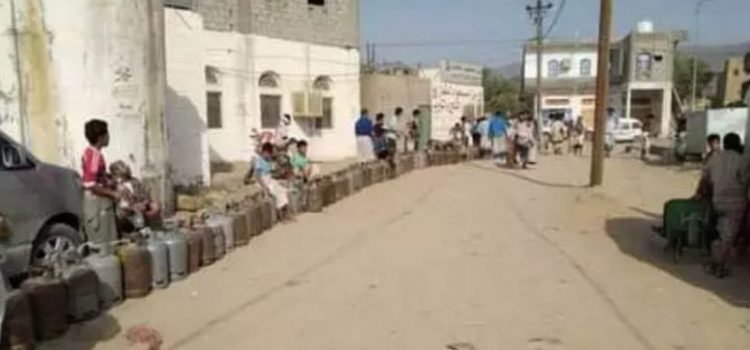 أزمة غاز منزلي خانقة في بيحان وبن عديو بتجاهل معاناة المواطنين
