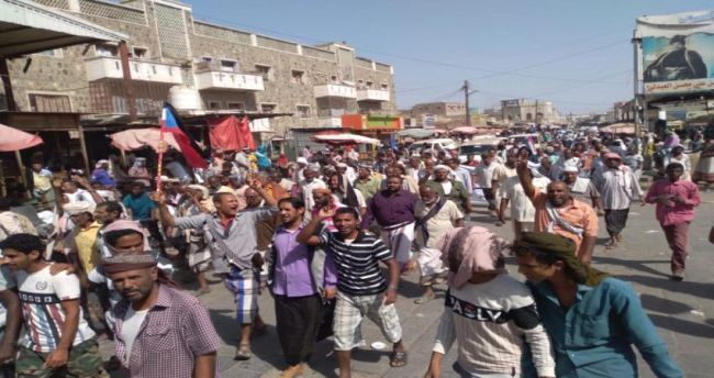 لحج .. محتجون يقطعون شوارع الحوطة ويعلنون تصعيد واسع ضد حكومة المناصفة