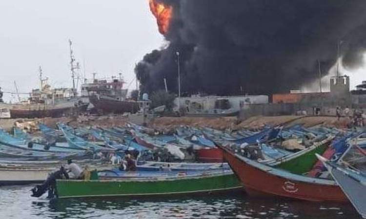 حضرموت.. حريق هائل يلتهم عدد من السفن والقوارب في مينا الشحر