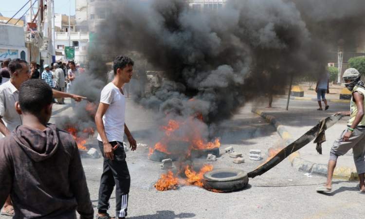 الانتقالي يشن حملة اعتقالات في صفوف المحتجين في عدن