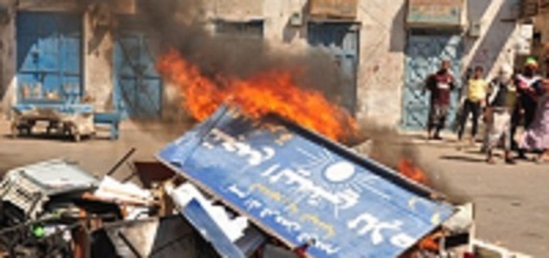 لافتة أحد فروع حزب الإصلاح في المحافظات الجنوبية تحترق بعد اقتحام مقره من قبل مسلحي الانتقالي