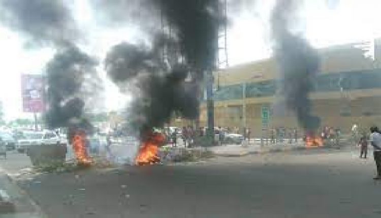 محتجون يغلقون الطرق المؤدية إلى مطار عدن احتحاجا على الانهيار الاقتصادي