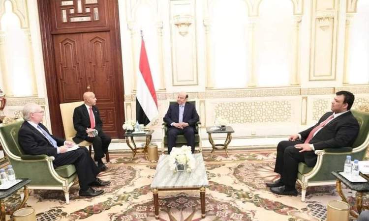 الرئيس اليمني المنفي في السعودية عبدربه منصور هادي في لقاء مع مبعوثي واشنطن والأمم المتحدة لدى اليمن