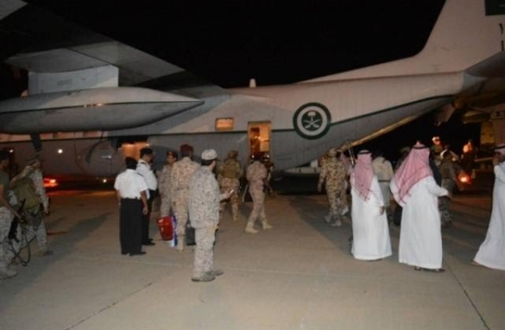 وفد عسكري سعودي في مطار سقطرى الدولي