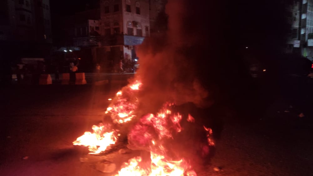 احتجاجات وقطع للطرقات وإحراق إطارات بالمكلا بسبب انقطاع الكهرباء