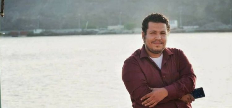 الصحفي أحمد ماهر يعلن الإضراب عن الطعام في سجن الإنتقالي بعدن