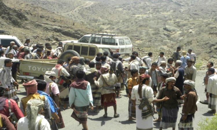 قبائل الصبيحة تقطع طريق المخا عدن