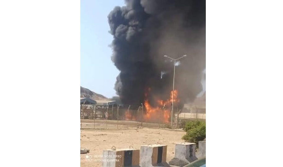 مطالبات بمحاكمة مسؤولي ميناء الزيت بعدن بعد الحريق الذي تسبب به عشوائية العمل