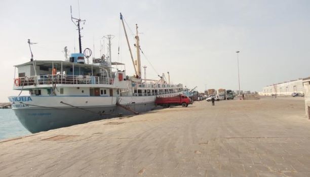 الإمارات ترسل سفينة عسكرية إلى المخا