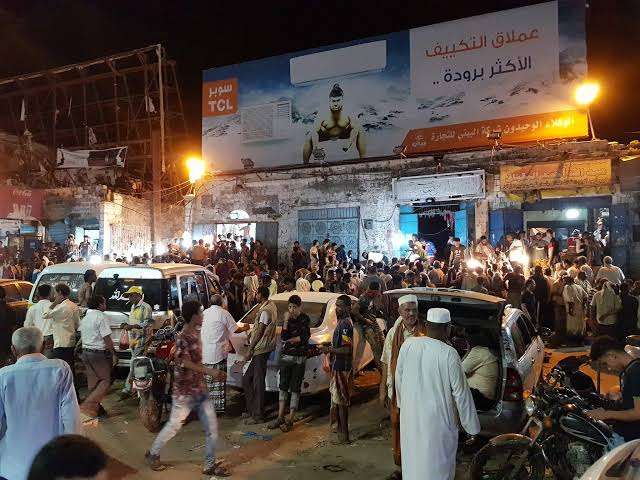 عدن.. قوة أمنية تقتحم سوق شعبي بكريتر وتعتقل عدد من المواطنين