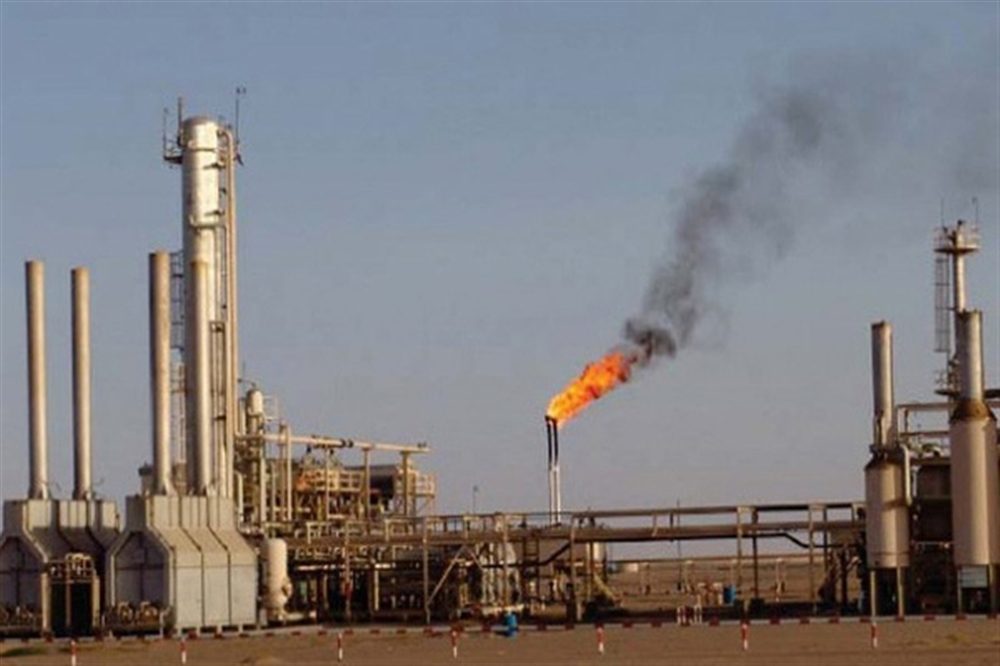 شركة نفط تُسَّرح موظفي حقل العقلة النفطي بشبوة بسبب استمرار تهديدات صنعاء