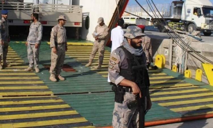 استمرارا لانتهاك السيادة اليمنية.. تفريغ سفينة عسكرية إماراتية في ميناء سقطرى