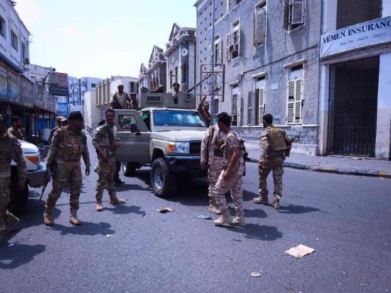 عصابة مسلحة تعتدي على مواطن وتنهب سيارته في عدن