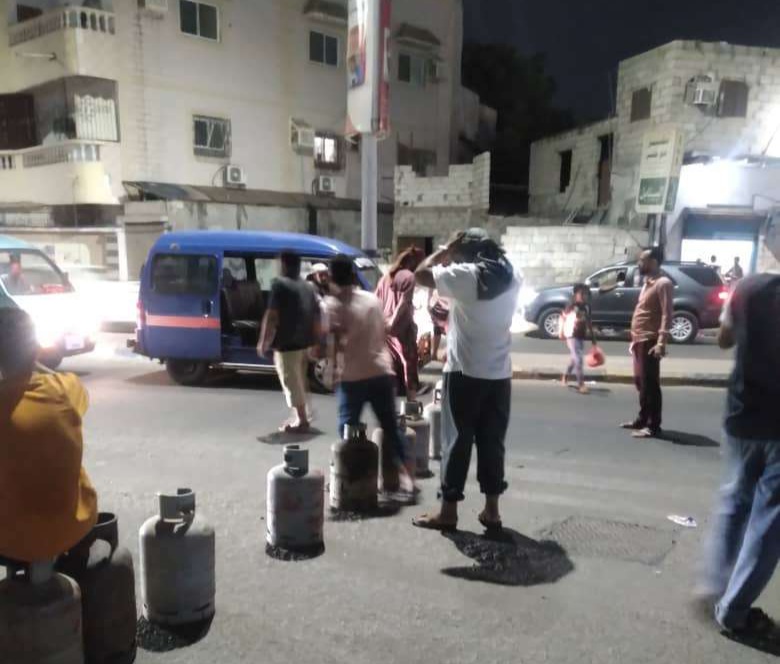 مواطنون يقطعون الطريق في خور مكسر احتجاجاً على انعدام الغاز المنزلي