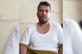 نقل الصحفي أحمد ماهر إلى المستشفى بعد تدهور صحته في سجون الانتقالي بعدن