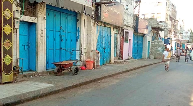 التجار يُغلقون محلاتهم التجارية في عدن بسبب تدهور العملة