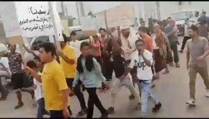 عدن .. مظاهرة غاضبة في كريتر تندد بانهيار العملة