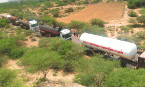 مجندين يغلقون طريق عدن أبين