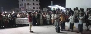 احتجاجات غاضبة  في حضرموت تندد باستمرار عسكرة مطار الريان وميناء الشحر والإنهيار الاقتصاي والخدمي